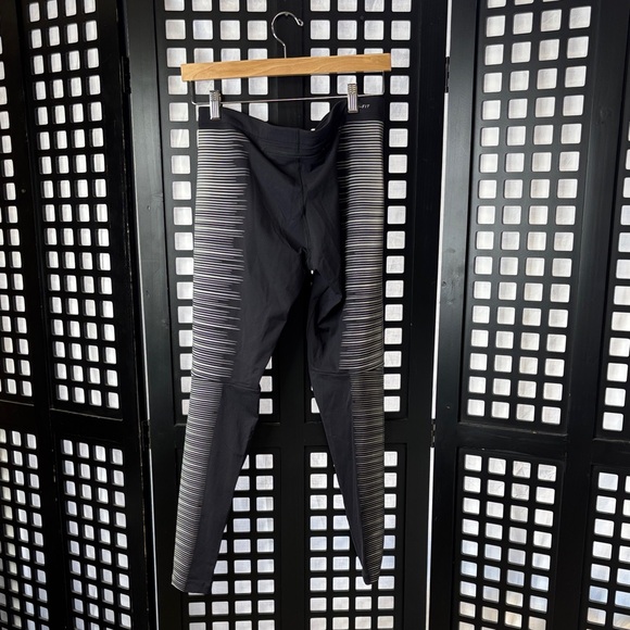 🖤 Nike Dri-FIT/Stay Warm Leggings Black Gray Striped Women NWT Stretch 🖤 - Picture 6 of 17